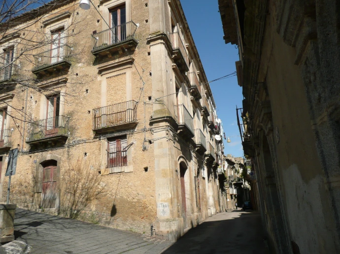 La facciata della casa natale Sturzo lungo la via