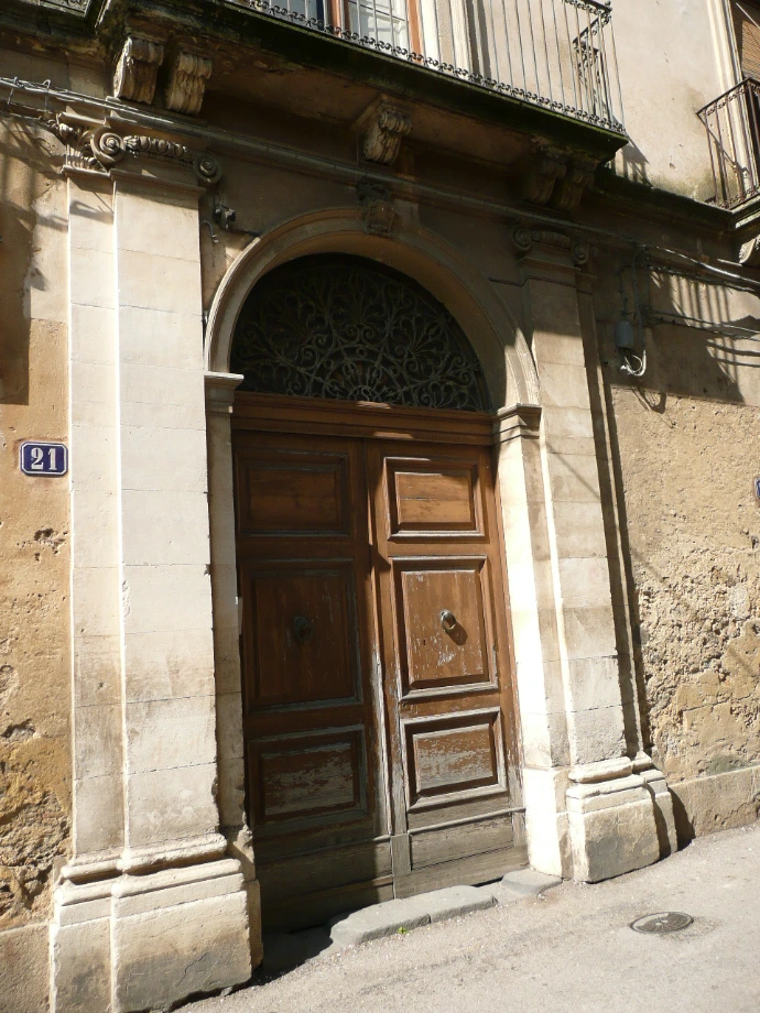 Il portone della casa natale Sturzo in via Santa Sofia 21