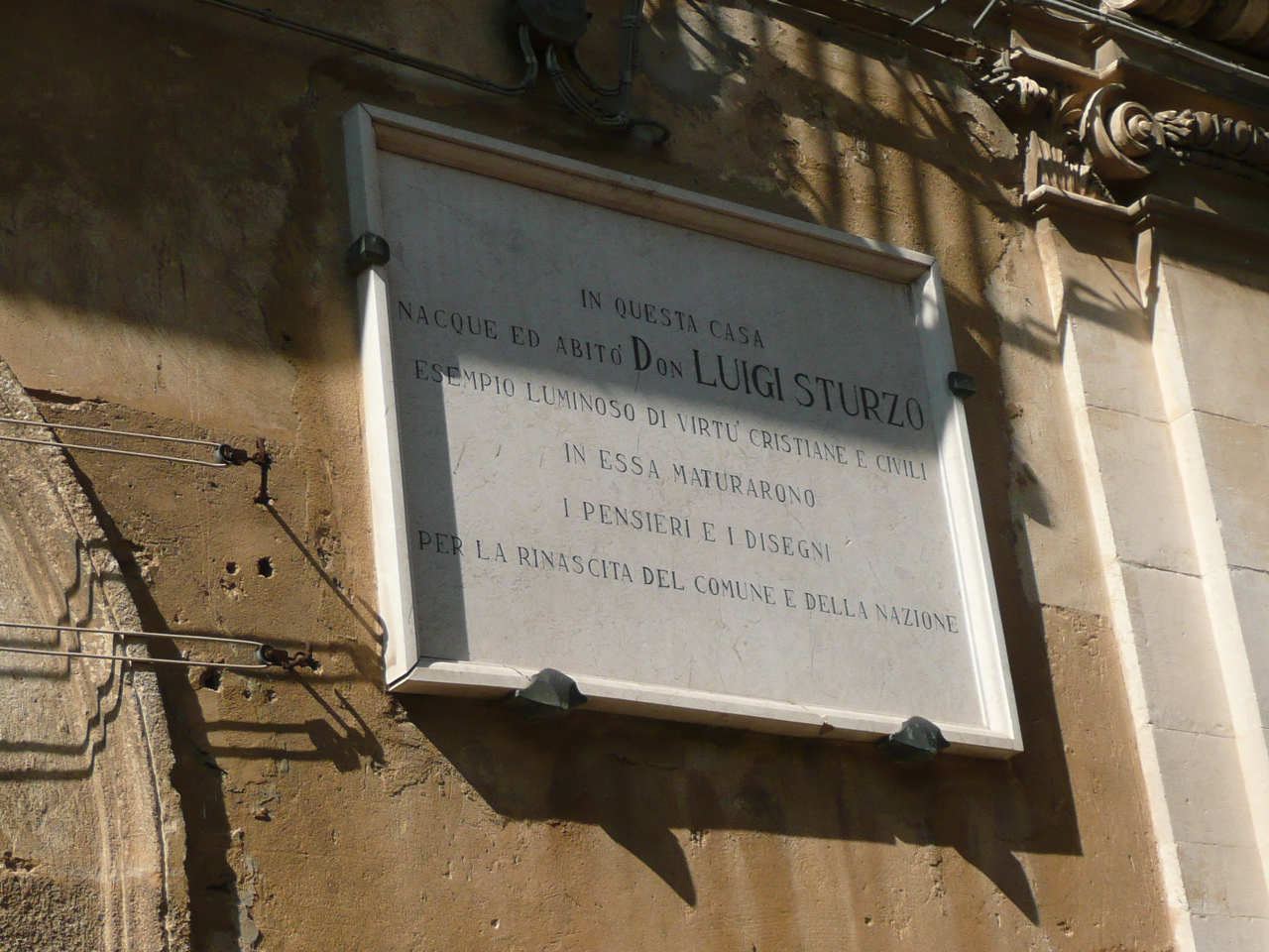 La lapide sulla facciata della casa natale: «In questa casa nacque ed abitò don Luigi Sturzo»